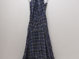une robe à carreaux bleus et gris suspendue à un cintre