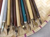 a lot of pens that are sitting in a basket