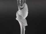 le vase en verre est orné d'un oiseau sur sa tige
