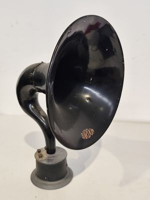 un gramophone noir posé sur une table blanche