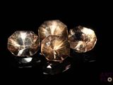 trois diamants jaunes sur un fond noir