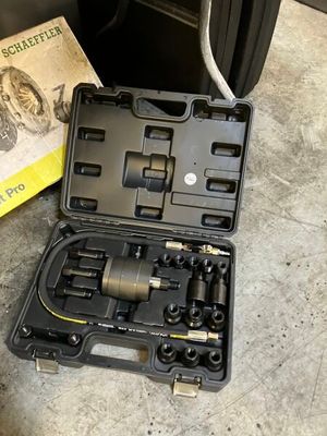 une boîte à outils posée par terre à côté d'une valise