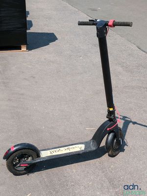 un scooter garé sur le trottoir