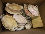 une boîte en carton remplie d'assiettes et de soucoupes de toutes sortes
