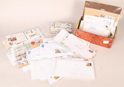 une boîte de courrier posée sur une table à côté d'une boîte d'enveloppes