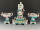 une horloge posée sur une table, à côté de deux vases