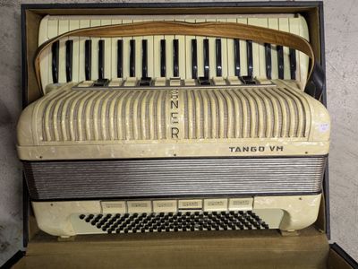 Accordéon de marque HOHNER, modèle Tango VM, touches piano. - Photo 1