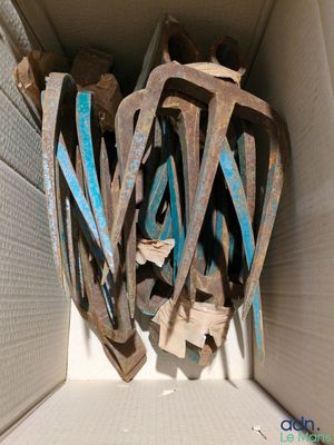 une boîte en carton contenant un tas de vieilles chaussures