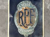 a sign on the side of a building that says cycle route course