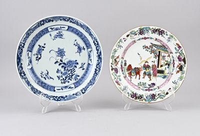 paire d'assiettes chinoises bleues et blanches ornées de motifs figuratifs