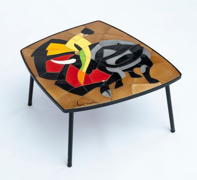 une image représentant une table dont le plateau est orné d'un motif en mosaïque