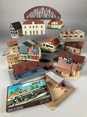 beaucoup de petits trains et de bâtiments en jouets sur la table