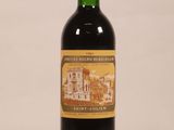 une bouteille de vin posée sur une table