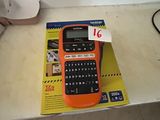 une calculatrice orange et noire posée sur une boîte