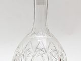 une carafe en verre transparent sur fond blanc