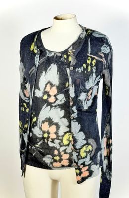 une photo d'un pull de femme orné d'un motif floral