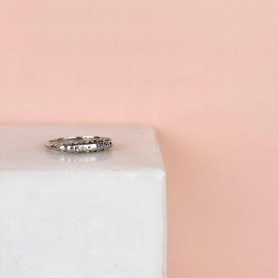 une photo d'une bague en diamant posée sur un bloc