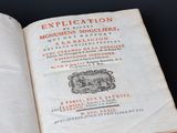 un livre ouvert avec l'image d'un homme et d'un chien