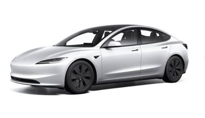 une Tesla Model 3 blanche garée à côté d'une Tesla Model 3 noire
