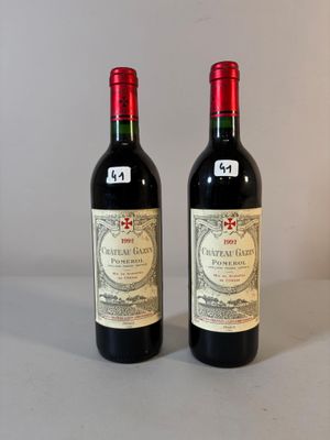 deux bouteilles de vin rouge posées l'une à côté de l'autre sur une table