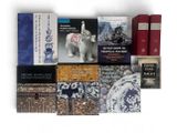 un grand nombre de livres empilés les uns sur les autres