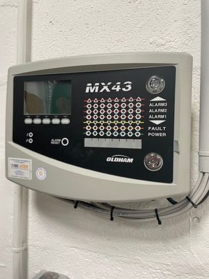 une photo d'un tableau de commande fixé au mur