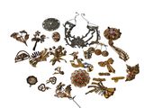 tout un assortiment de bijoux de différents types posés sur un fond blanc