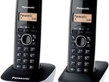 une paire de téléphones à fil noir et blanc avec deux combinés