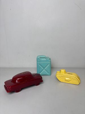 trois petites voitures placées les unes à côté des autres sur une table