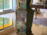 une lampe posée sur une table dans une pièce