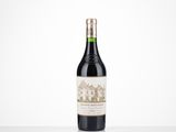 la bouteille de vin est posée sur la table sur fond blanc