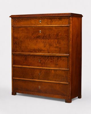 une commode en bois avec trois tiroirs de chaque côté