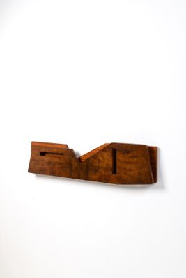 un morceau de bois accroché au mur