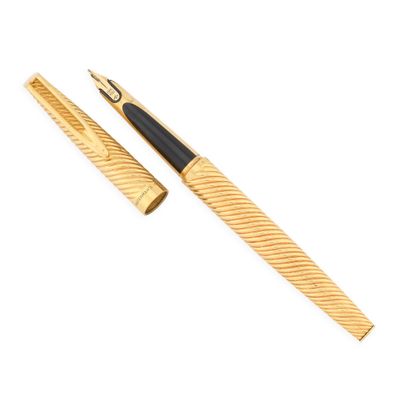 un stylo et un crayon posés l'un à côté de l'autre sur une surface blanche