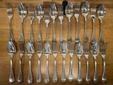 beaucoup de fourchettes et de cuillères sur la table