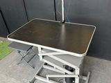 un gros plan d'une table sur laquelle est posée une machine