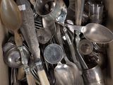 une boîte remplie de cuillères en argent et contenant des cuillères