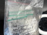 un sac de provisions posé sur une table à côté d'une tasse de café