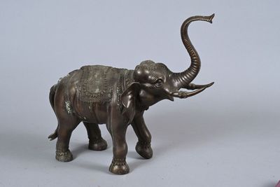 MOREAU (XXe siècle) Éléphant caparaçonné, la trompe levée