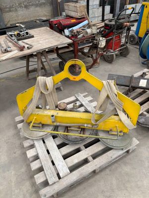 une palette sur laquelle repose une grosse planche de bois