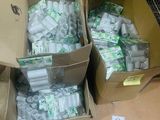 deux paquets de papier toilette posés par terre l'un à côté de l'autre