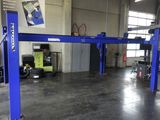 une voiture sur laquelle travaille un mécanicien dans un garage