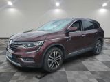 un SUV de couleur bordeaux garé sur un sol en damier dans un garage