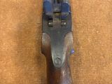 gros plan d'un pistolet posé sur une table