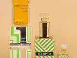 un flacon d'eau de Cologne à côté d'un coffret de parfum