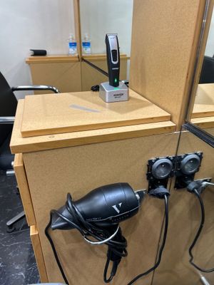 un sèche-cheveux et un sèche-cheveux posé sur un bureau