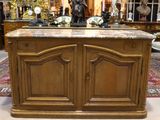un meuble en bois avec un plateau en marbre dans une pièce