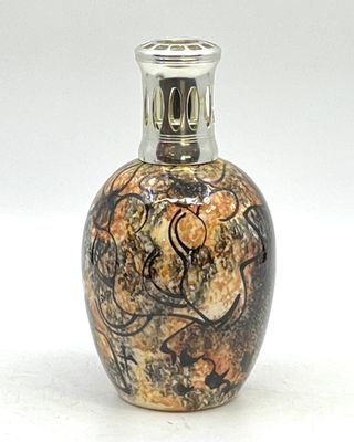 un petit vase orné d'un motif, posé sur une table