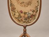 une chaise ancienne en bois dont le dossier est orné d'un motif floral