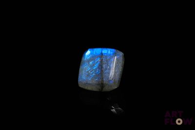Gros plan sur une bague contenant une pierre bleue